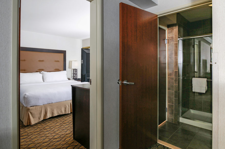 Holiday Inn West Yellowstone executive suite bathroom