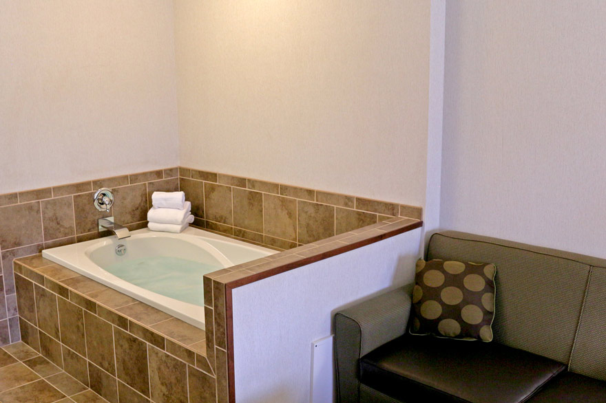 Yellowstone Holiday Inn king spa room with Jacuzzi