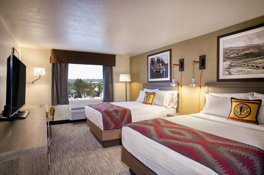 Yellowstone Park Hotel Deluxe Room with 2 Queen Beds