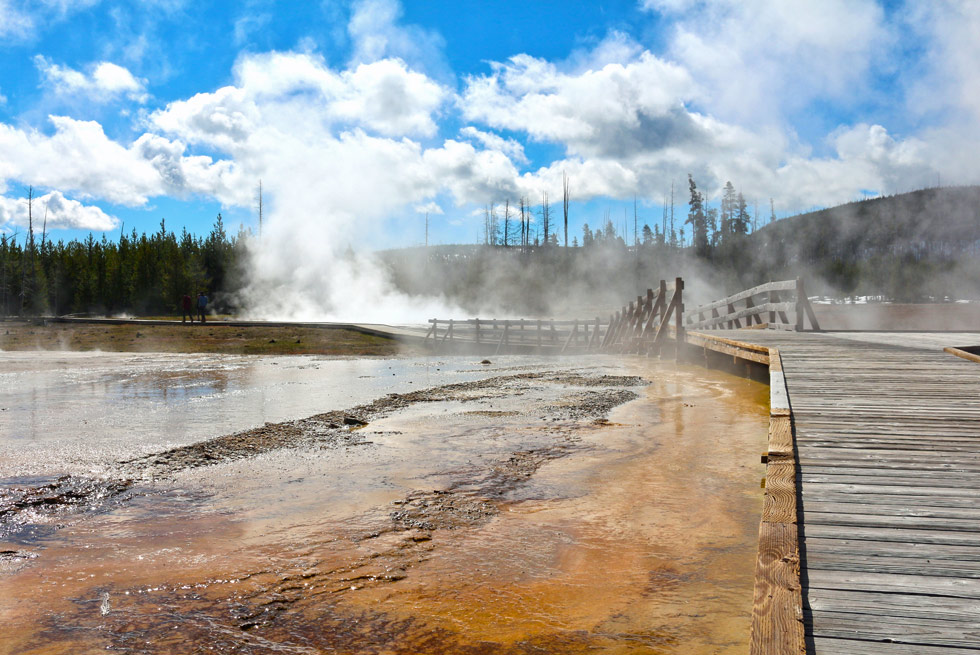Boardwalk at Midway Geyser Basin around Grand Prismatic Spring